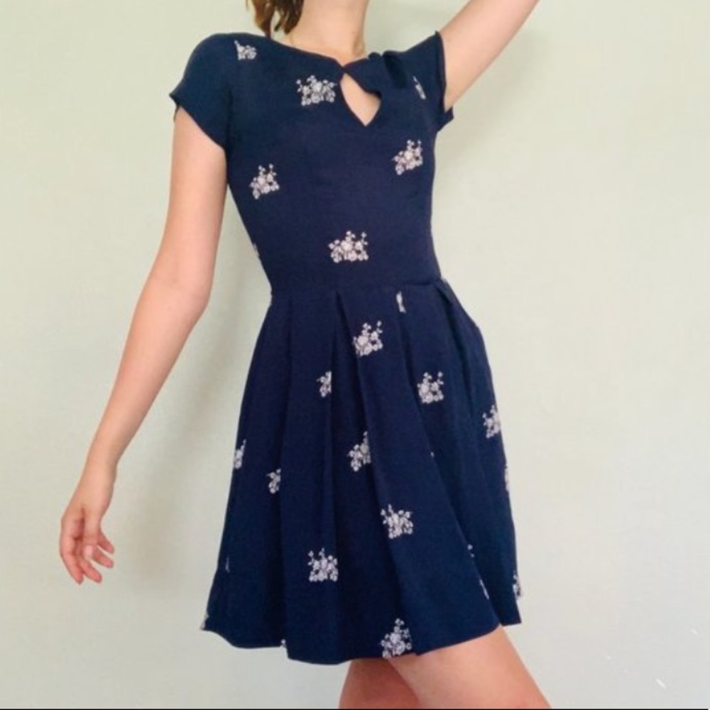 Reformation XS Pleated Keyhole Dress blue floral